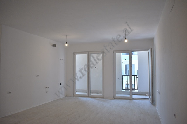 Apartament 2+1 ne shitje ne zonen e Kombinatit prane njesise bashkiake numer 6, ne Tirane.
Shtepia 